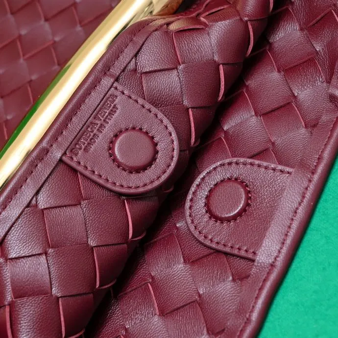 Original leather, batch 2060, the old-money style BV Sardine large size has been shipped🔥 Nowadays, many fashionable, rich and tasteful Jimei people are carrying the same bag invariably. It’s Bottega Veneta Sardine! Because this BV Sardine bag is so beautiful and high-end! The arc-shaped intrecciato woven bag body, paired with metal sardine handles, looks like a work of art, allowing people to ponder and appreciate it. Currently Sardine has launched three sizes for everyone to choose from. This is the largest size🉑️hand-held🉑️armpit🉑️single shoulder🉑️crossbody. It is a very high-quality and relatively niche treasure model. It will be very special when you carry it when you go out. It allows you to have the freedom of carrying a bag. Sisters go crazy. Style number: 7468-1# Size: 39*31*12cm